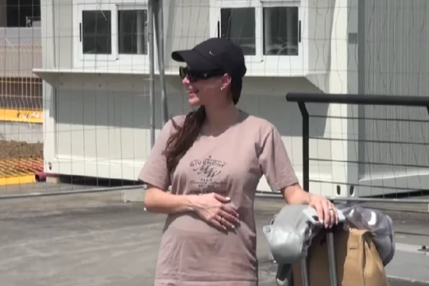 TRUDNA VODITELJKA AMIDŽIJA SLETELA NA AERODROM: Ognjen odmah uleteo u auto sa novom devojkom! (VIDEO)