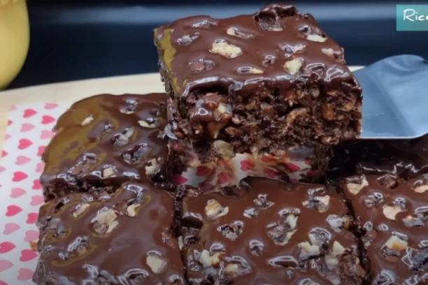 ČOKOLADNI OVSENI KOLAČ SA BANANAMA: Bez šećera i brašna, a mnogi tvrde da ukusniji nisu probali