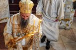 U VAZNESENJSKOJ CRKVI SE OKUPIO VELIKI BROJ VERNIKA: Patrijarh Porfirije služi liturgiju na Spasovdan (FOTO)