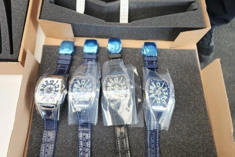 VELIKA ZAPLENA NA BATROVCIMA: U autobusu švercovao luksuzne satove vredne 19,6 miliona dinara!