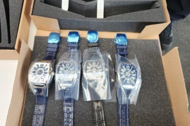 VELIKA ZAPLENA NA BATROVCIMA: U autobusu švercovao luksuzne satove vredne 19,6 miliona dinara!