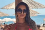 SKINULA SE TIJANA EM I OTVORILA SEZONU MINI BIKINIJA: Pevačica pokazala bujne grudi na vreloj plaži! (FOTO)
