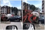 MIKSER PUN BETONA PAO PREKO AUTOMOBILA: Umalo izbegnuta tragedija na Zlatiboru (VIDEO)