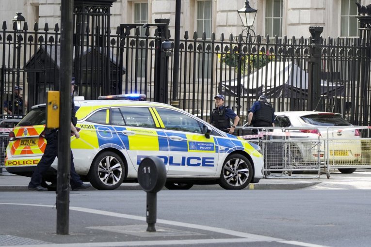 INCIDENT U LONDONU: Automobil udario u kapiju ispred rezidencije Rišija Sunaka u Dauning Stritu