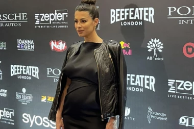 TRUDNA VODITELJKA ZABLISTALA NA REVIJI BATE SPASOJEVIĆA: Pojavila se sa stomakom do zuba, pa privukla pažnju svih!