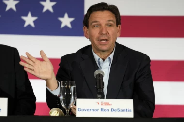 ŠOKANTAN PREOKRET! Desantis se POVUKAO i podržao Trampa u republikanskoj trci za predsedničke izbore u SAD! (VIDEO)