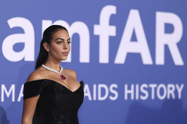 Georgina ponosno pozira