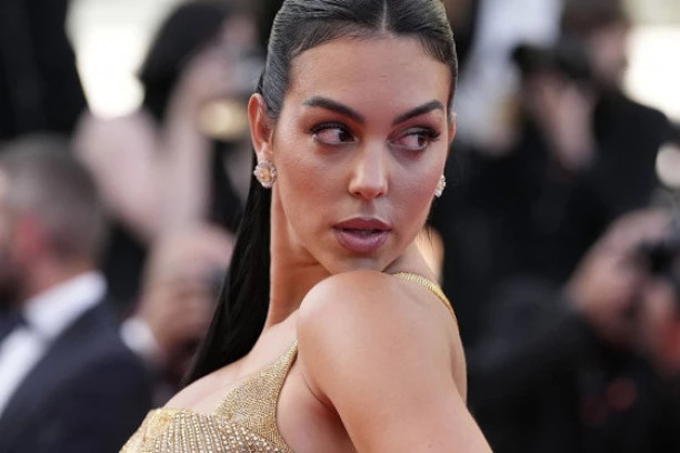 GEORGINA, ŠTA TI BI?! Rešila svima da pokaže šta znači kada imaš SMELOSTI da obučeš haljinu iz koje bukvalno sve KIPI! (FOTO)