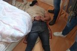 NA ZEMLJI SA RUKAMA IZA LEĐA: Prve fotografije policajca iz Priboja koji je nasmrt prebio mladića (FOTO)