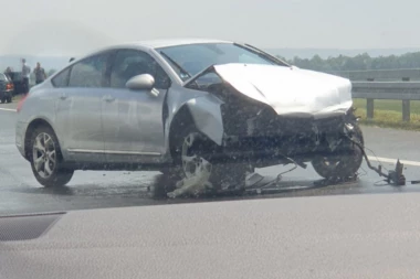 ZAKUCAO SE U BANKINU, PREDNJI DEO VOZILA SE "ZGUŽVAO KAO HARMONIKA": Vozilo stoji nasred auto-puta (VIDEO)