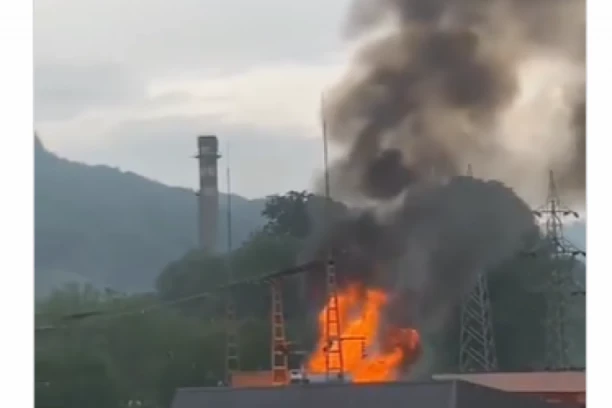 TRAFOSTANICA U IVANJICI GORI U PLAMENU! Gusti crni dim KULJA iz nje (VIDEO)