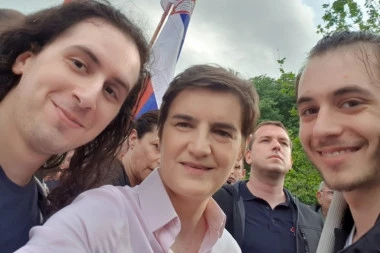 SA PORODICOM I PRIJATELJIMA! Premijerka Brnabić na skup "Srbija nade" stigla u društvu svojih bratanaca (FOTO)