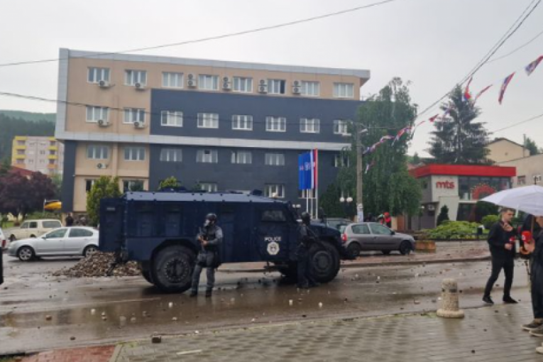 PRLJAVI POTEZI KURTIJEVACA, NA SILU UPADAJU U INSTITUCIJE! Okačili zastavu tzv. Kosova na zgradu opštine Leposavić