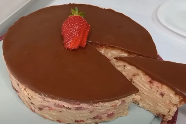 TORTA SA JAGODAMA I KEKSOM: Fil od jogurta čini je osvežavajućom i ultra brzom za spremanje