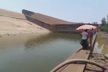 VLADIN ZVANIČNIK PRAVIO SELFI I ISPUSTIO TELEFON, PA NAREDIO DA SE ISPUMPA VODA IZ JEZERA! Kad ga je našao, tek je usledio šok! (VIDEO)