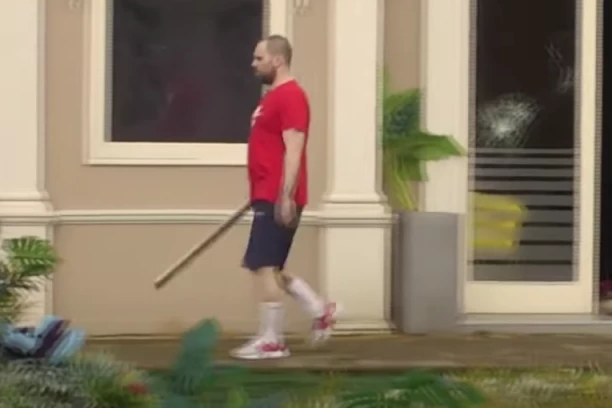 ZVEZDAN SA LETVOM ULETEO U SOBU I PRETIO ZADRUGARIMA! Potpuni haos u Zadruzi, lomio sve pred sobom! (VIDEO)
