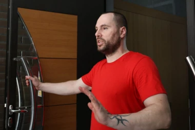 ZVEZDAN DOBIO "PREKO NOSA" OD TIKTOKERKE: Isprozivala ga, pa oplela po zadrugarkama! Slavniću krenula para na uši!