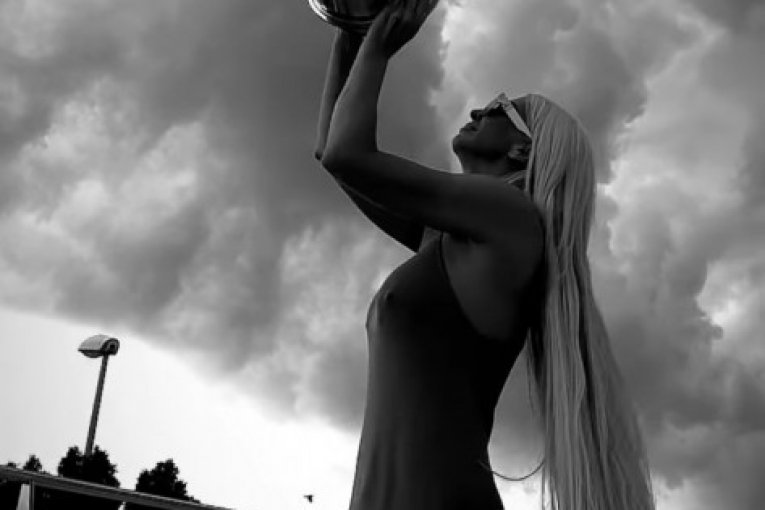 Jelena Karleuša priziva kišu i proziva Seku Aleksić