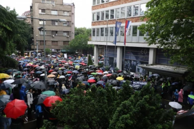 DEMONSTRANTI FORMIRALI PRSTEN OKO RTS: Završen protest opozicije, politički zahtevi bili u fokusu