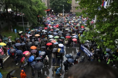 "SRBIJA PROTIV NASILJA" JE KONTRADIKTORNA I LICEMERNA: Jedan od šetača progovorio, N1 prekinuo prenos (VIDEO)