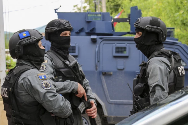 U Zvečanu večeras pojačano prisustvo specijalaca policije tzv. Kosova