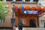 NOĆ NA SEVERU KOSOVA PROTEKLA MIRNO: Srbi se i dalje okupljaju ispred zgrada opština