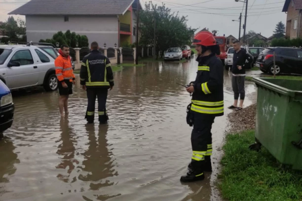 MUP EVAKUIŠE GRAĐANE, ANGAŽOVANO SKORO 100 LJUDI! Spasioci decu nose preko nabujale vode