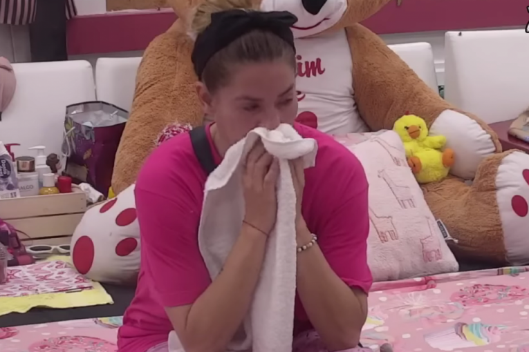 Ana Ćurčić plače u pešlir Zvezdana Slavnića zbog njegove diskvalifikacije Zadruga 6