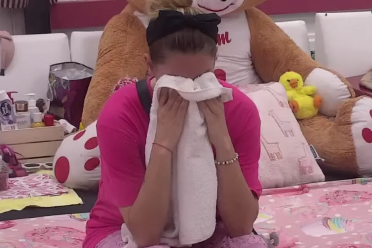 Ana Ćurčić plače u pešlir Zvezdana Slavnića zbog njegove diskvalifikacije Zadruga 6