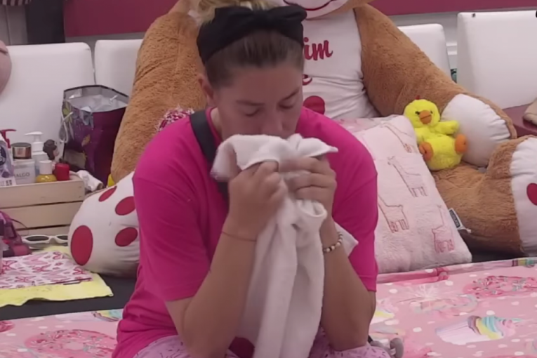 Ana Ćurčić plače u pešlir Zvezdana Slavnića zbog njegove diskvalifikacije Zadruga 6