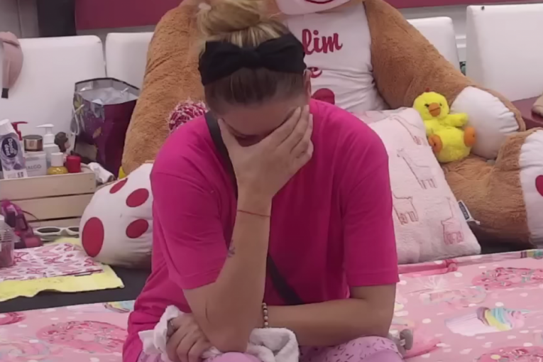 Ana Ćurčić plače u pešlir Zvezdana Slavnića zbog njegove diskvalifikacije Zadruga 6