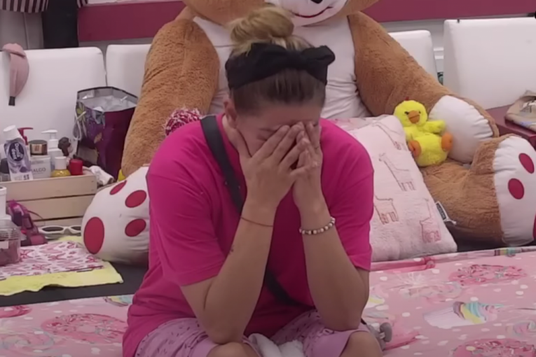 Ana Ćurčić plače u pešlir Zvezdana Slavnića zbog njegove diskvalifikacije Zadruga 6