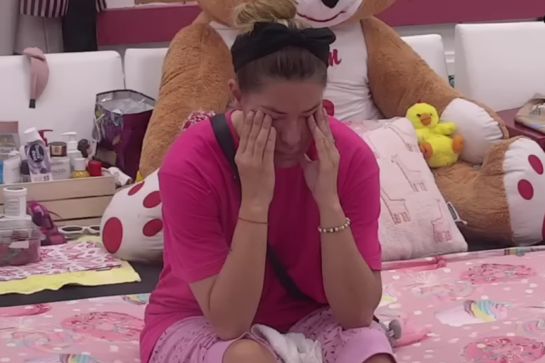 Ana Ćurčić plače u pešlir Zvezdana Slavnića zbog njegove diskvalifikacije Zadruga 6