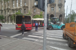 IMA POVREĐENIH! Sudar autobusa i tramvaja u centru Beograda! Autobus se preprečio preko cele ulice, pa zakucao u banderu! (FOTO)