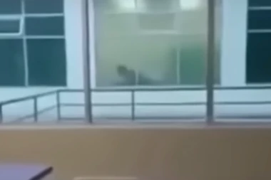 SNIMLJEN INTIMNI ODNOS LEKARA I MEDICINSKE SESTRE! Eksplicitan video kruži mrežama, navodno uhvaćeni u akciji u HITNOJ POMOĆI! I pacijenti ih videli! (VIDEO)