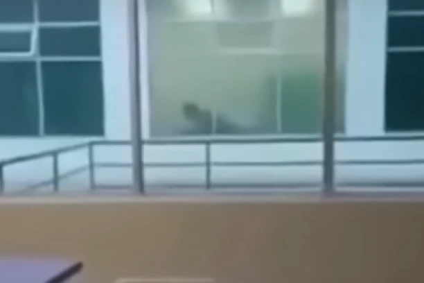 SNIMLJEN INTIMNI ODNOS LEKARA I MEDICINSKE SESTRE! Eksplicitan video kruži mrežama, navodno uhvaćeni u akciji u HITNOJ POMOĆI! I pacijenti ih videli! (VIDEO)