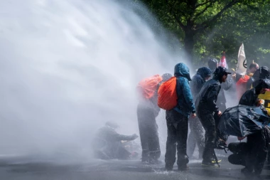 KUPANJE VODENIM TOPOM NA AUTOPUTU: Na klimatskim protestima u Holandiji uhapšeno 1.500 ljudi zbog blokade saobraćajnice blizu Haga (FOTO, VIDEO)