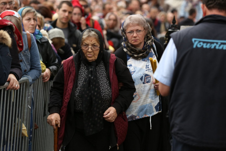 Došli vernici u manastir