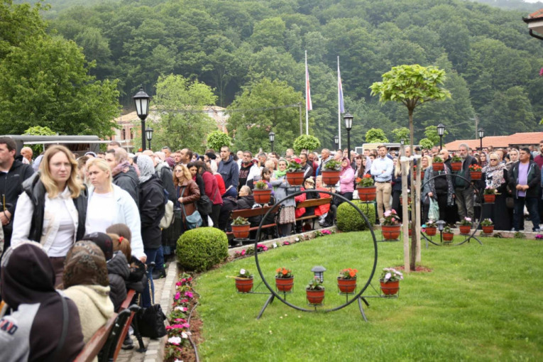 Došli vernici u manastir Tumane
