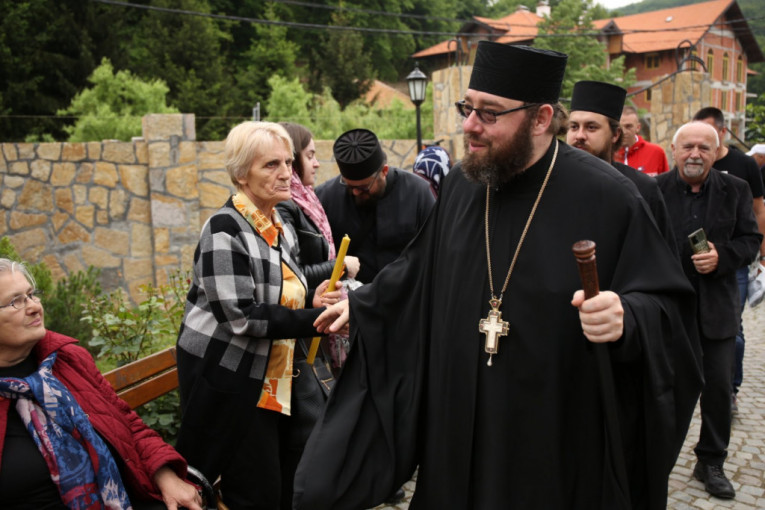 Pristigli sveštenici