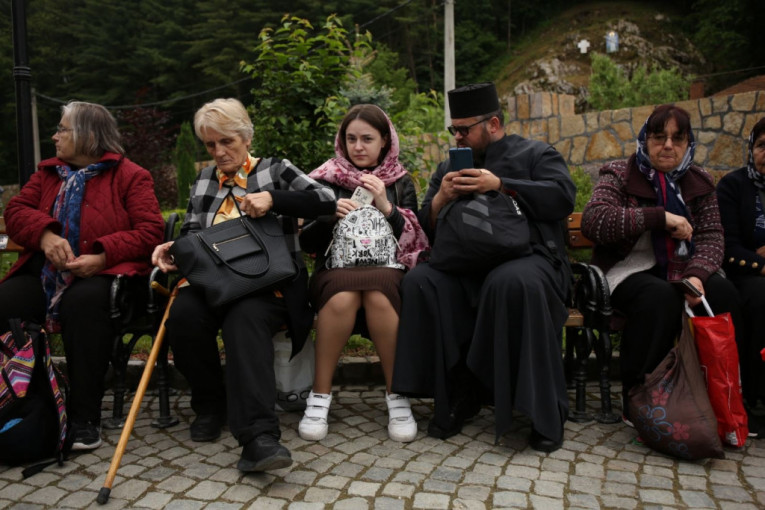 Pristigli vernici u manastir
