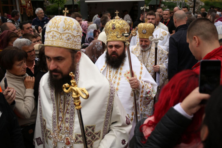 Sveštenici ispred manastira