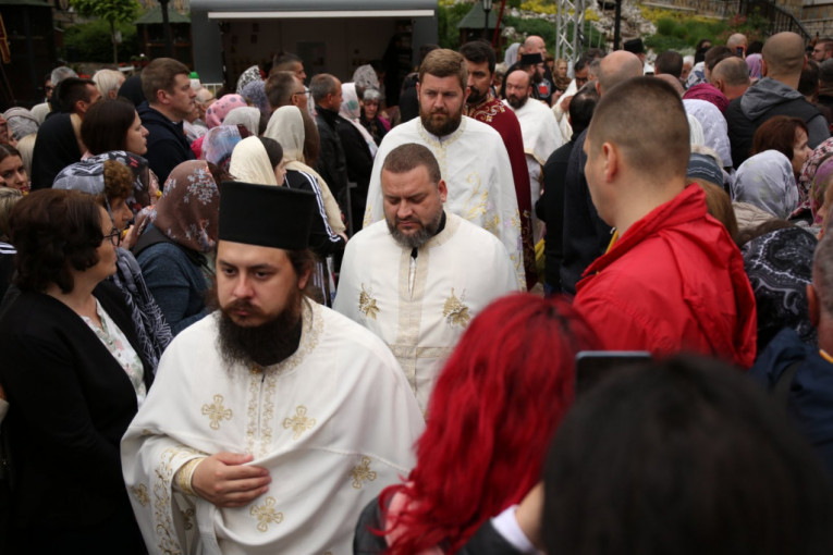 Sveštenici prolaze pored vernika