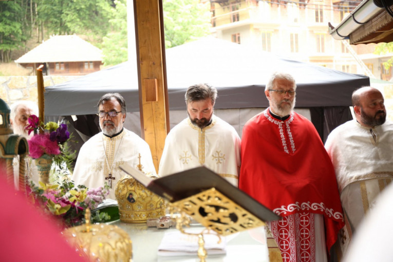 Sveštenici čitaju molitvu ispred manastira