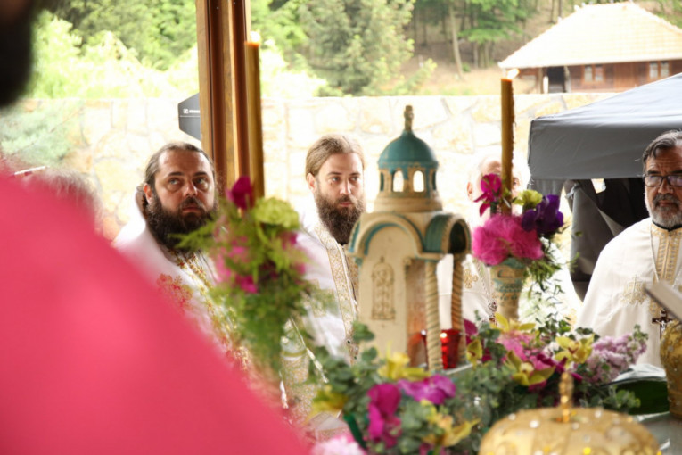 Sveštenici čitaju molitvu