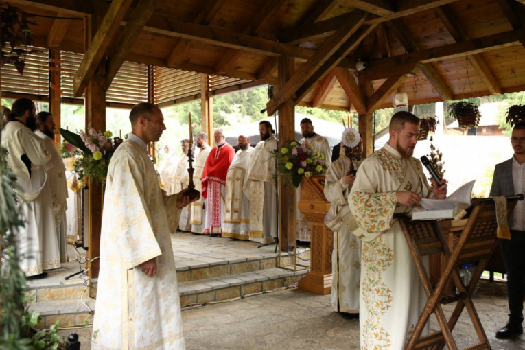 Sveštenici na molitvi