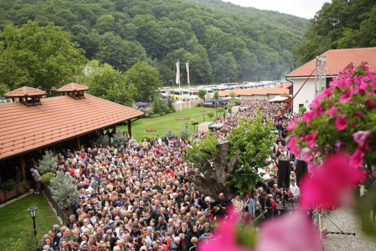 Kolona vernika u manastoru Tumane