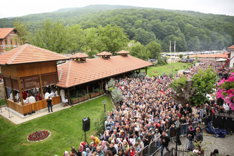 Kolona vernika u manastoru