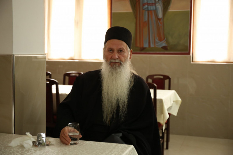 Sveštenik manastira