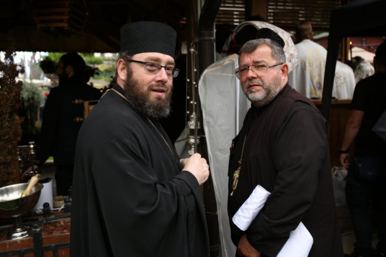 Sveštenik sa narodom u manastiru Tumane